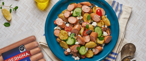 Ensalada griega con papa y salchicha