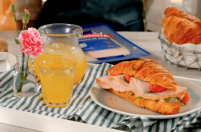 Croissant con pechuga y queso crema