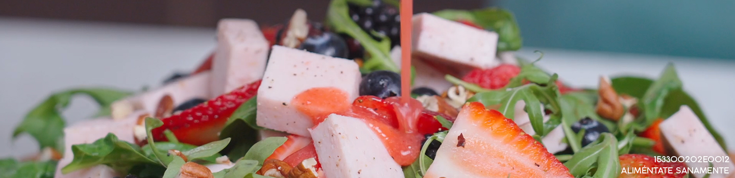 Ensalada de arúgula con frutos rojos y pechuga