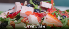 Ensalada de arúgula con frutos rojos y pechuga